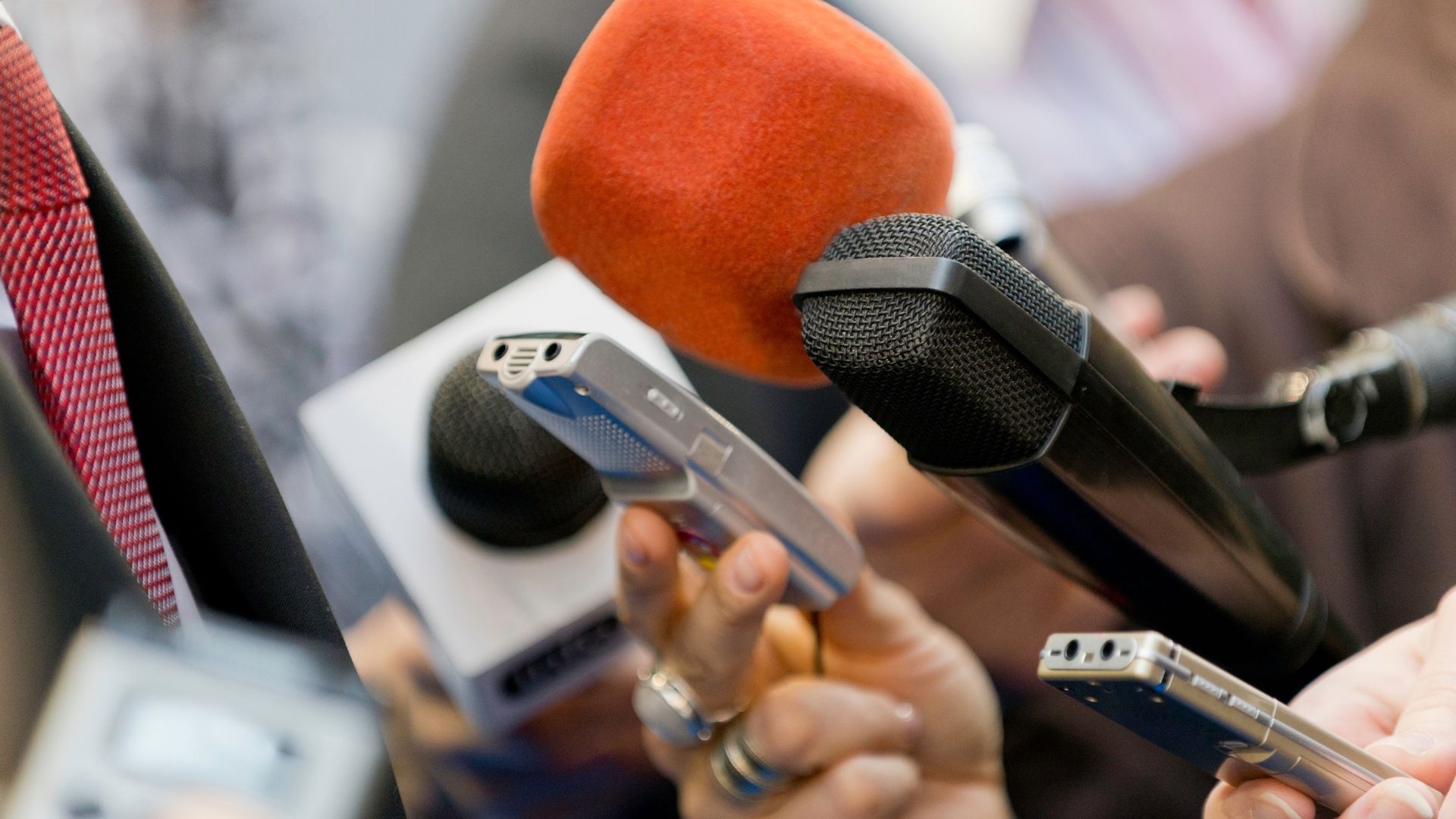 The Crime Beat: Writers and Journalists as Amature Sluthes